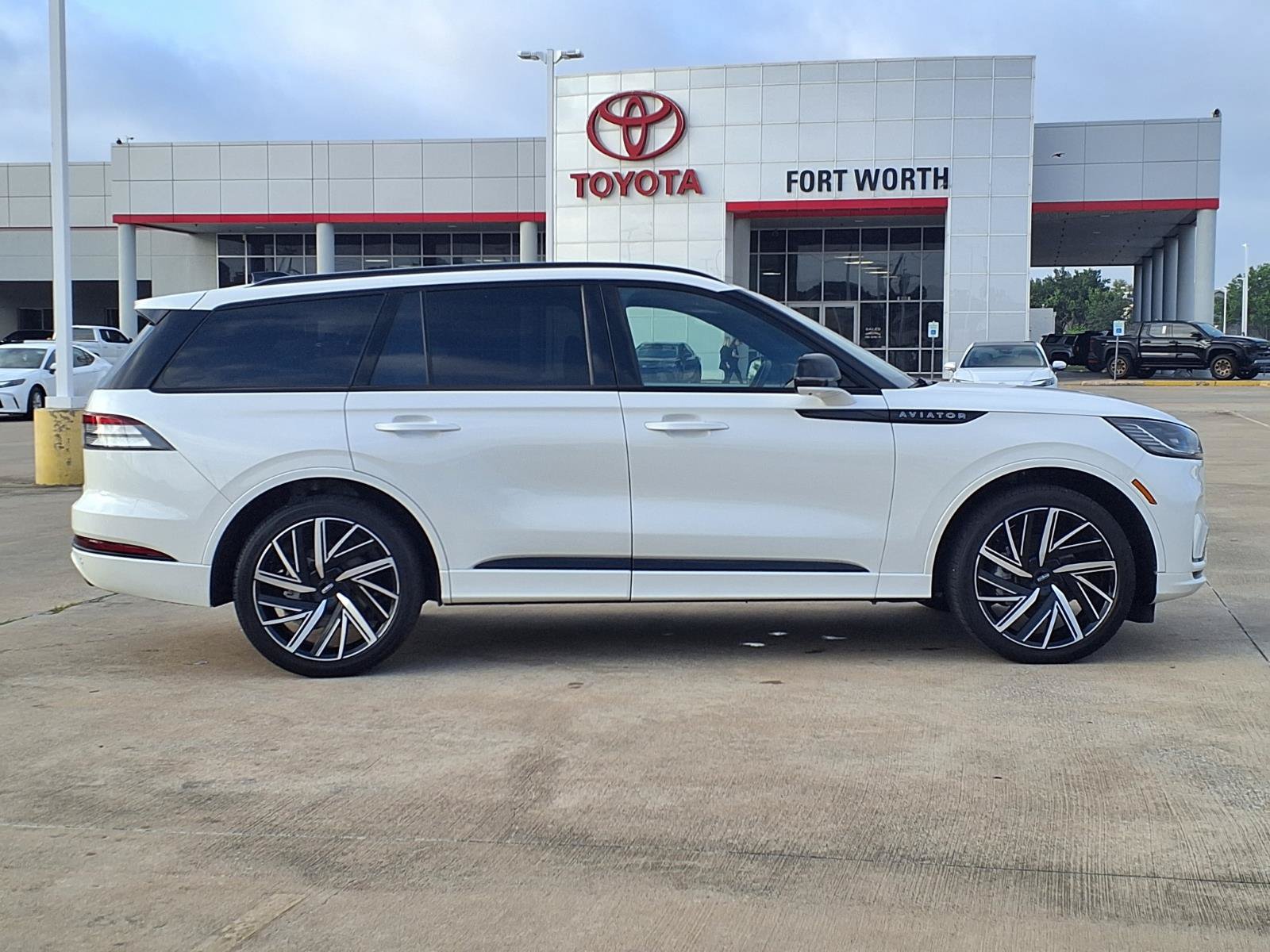 Used 2025 Lincoln Aviator Black Label w/ Jet Appearance Package AWD/4WD image 10
