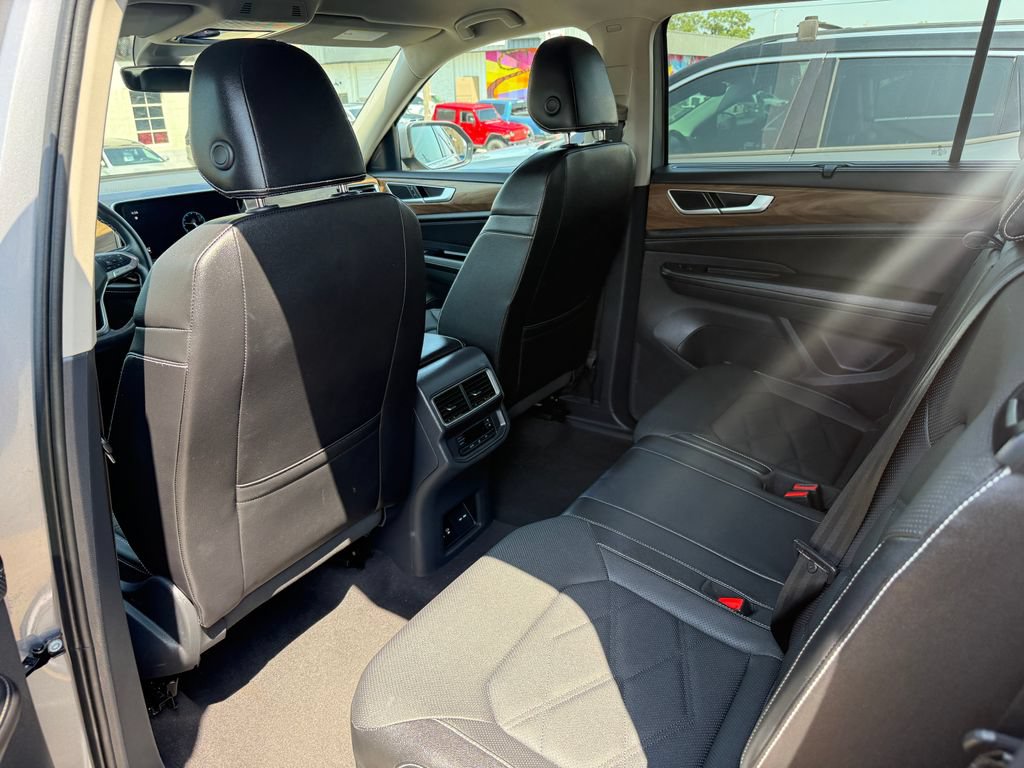 Used 2025 Volkswagen Atlas SE FWD image 24