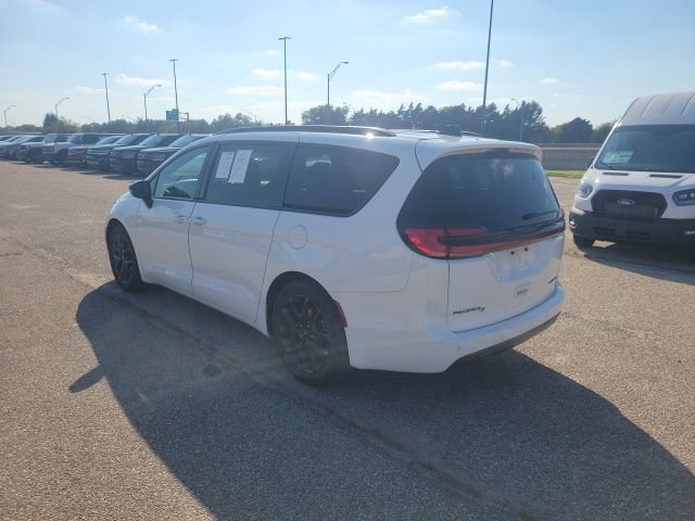 Used 2025 Chrysler Pacifica Limited image 23