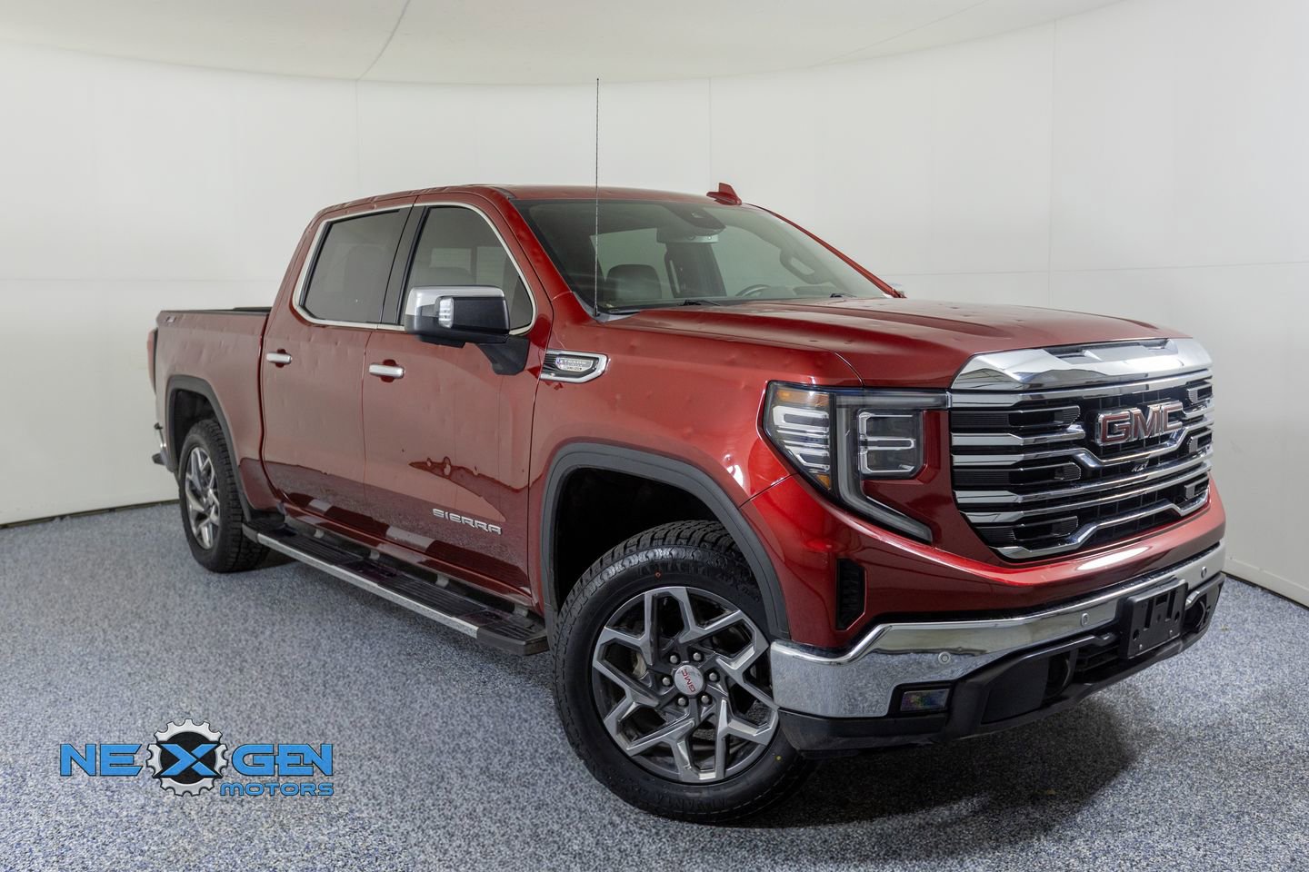Used 2023 GMC Sierra 1500 SLT image 1