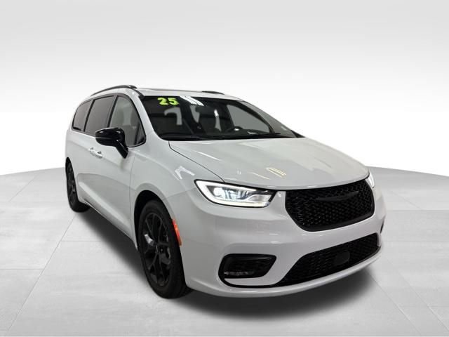 Certified 2025 Chrysler Pacifica Limited image 6