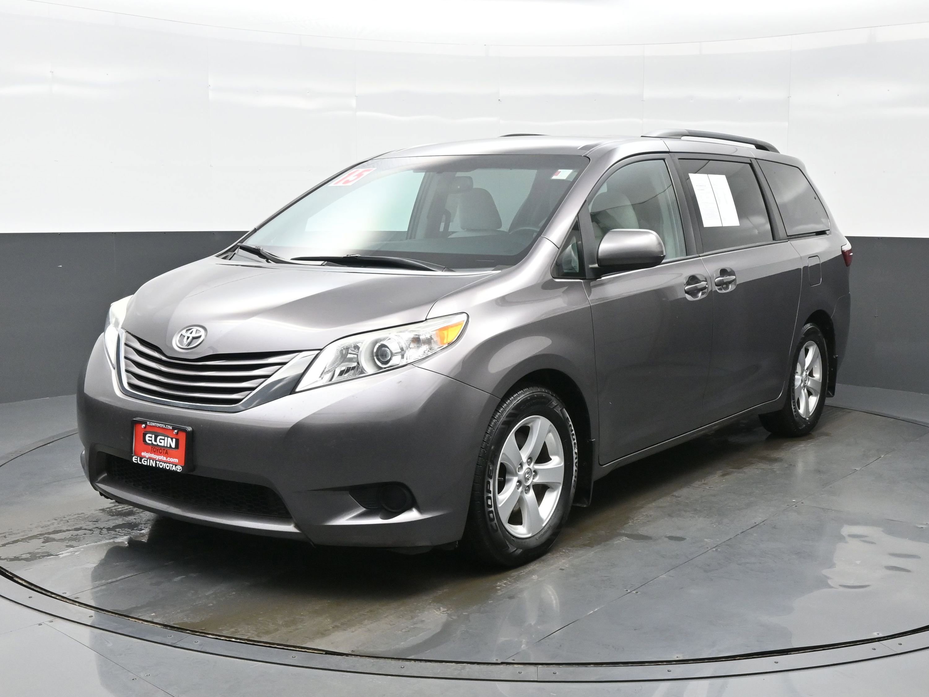 Used 2015 Toyota Sienna LE image 2