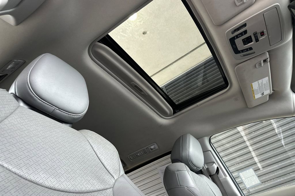 Used 2023 Toyota Sienna Limited image 17