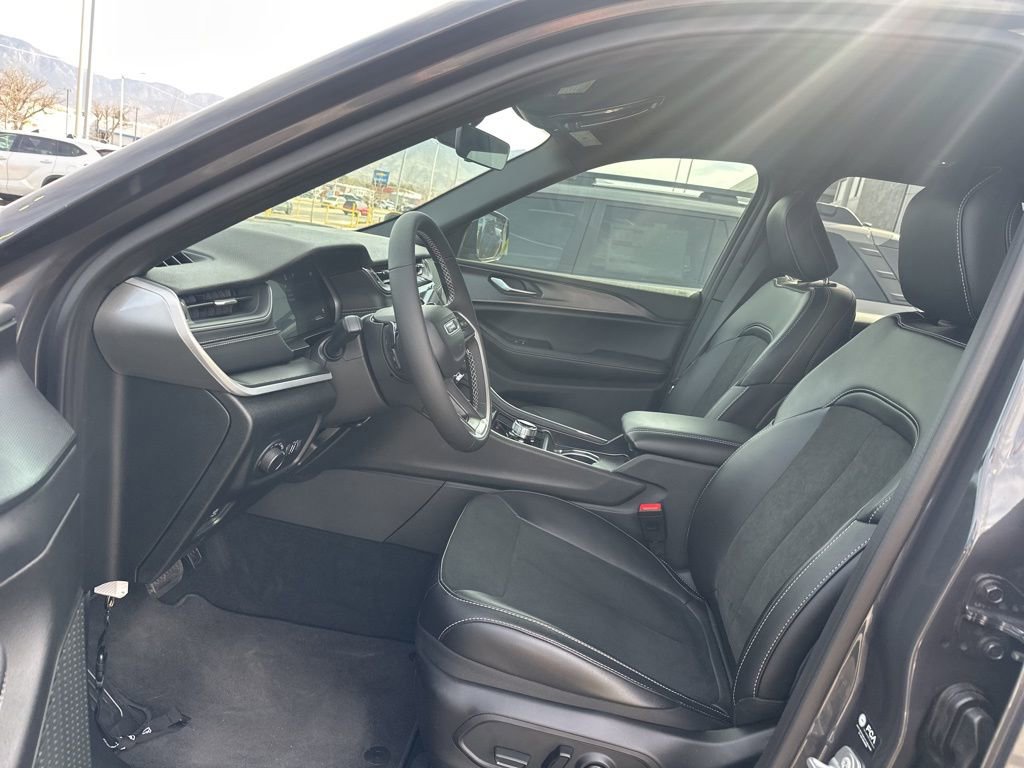 Used 2025 Jeep Grand Cherokee Altitude image 13