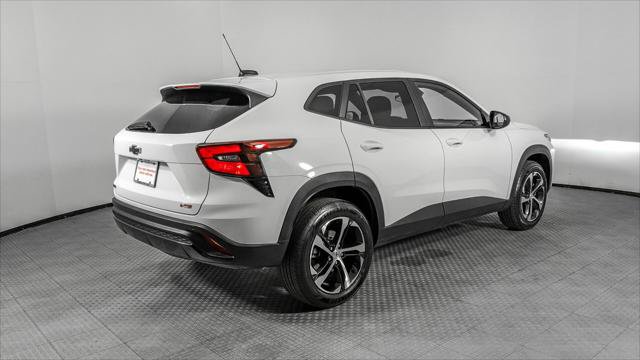 Used 2025 Chevrolet Trax RS w/ Sunroof Package FWD image 8