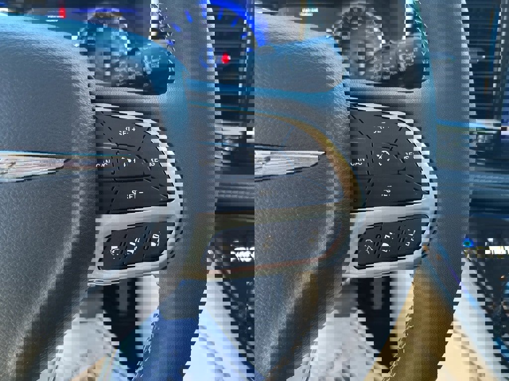 Used 2023 Chrysler Pacifica Limited w/ Uconnect Theater Family Group image 31