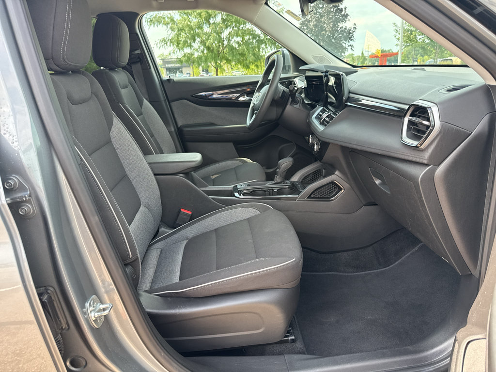 Used 2025 Chevrolet TrailBlazer LT AWD/4WD image 32