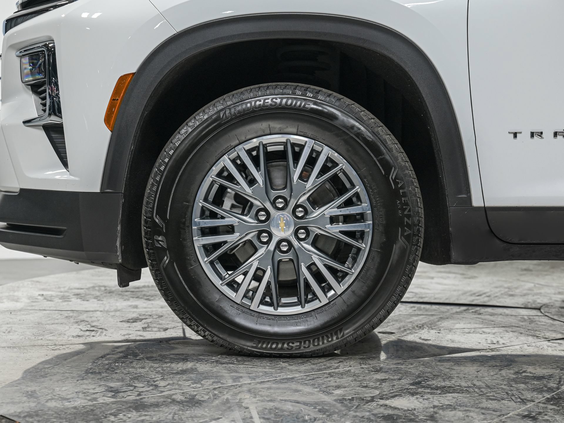 Used 2025 Chevrolet Traverse LT FWD image 3