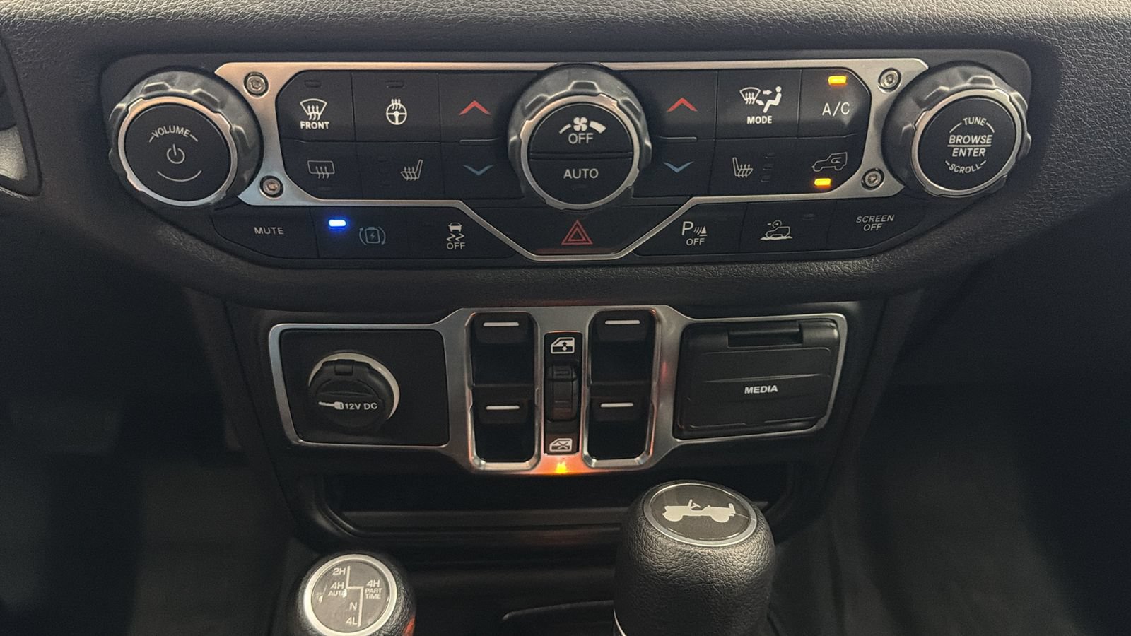 Used 2024 Jeep Wrangler Unlimited w/ Convenience Group AWD/4WD image 23