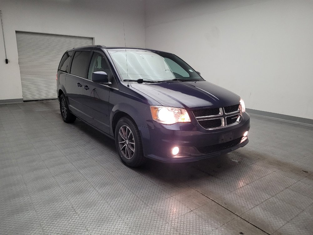 Used 2017 Dodge Grand Caravan SXT w/ Rear Park Assist Package FWD image 13