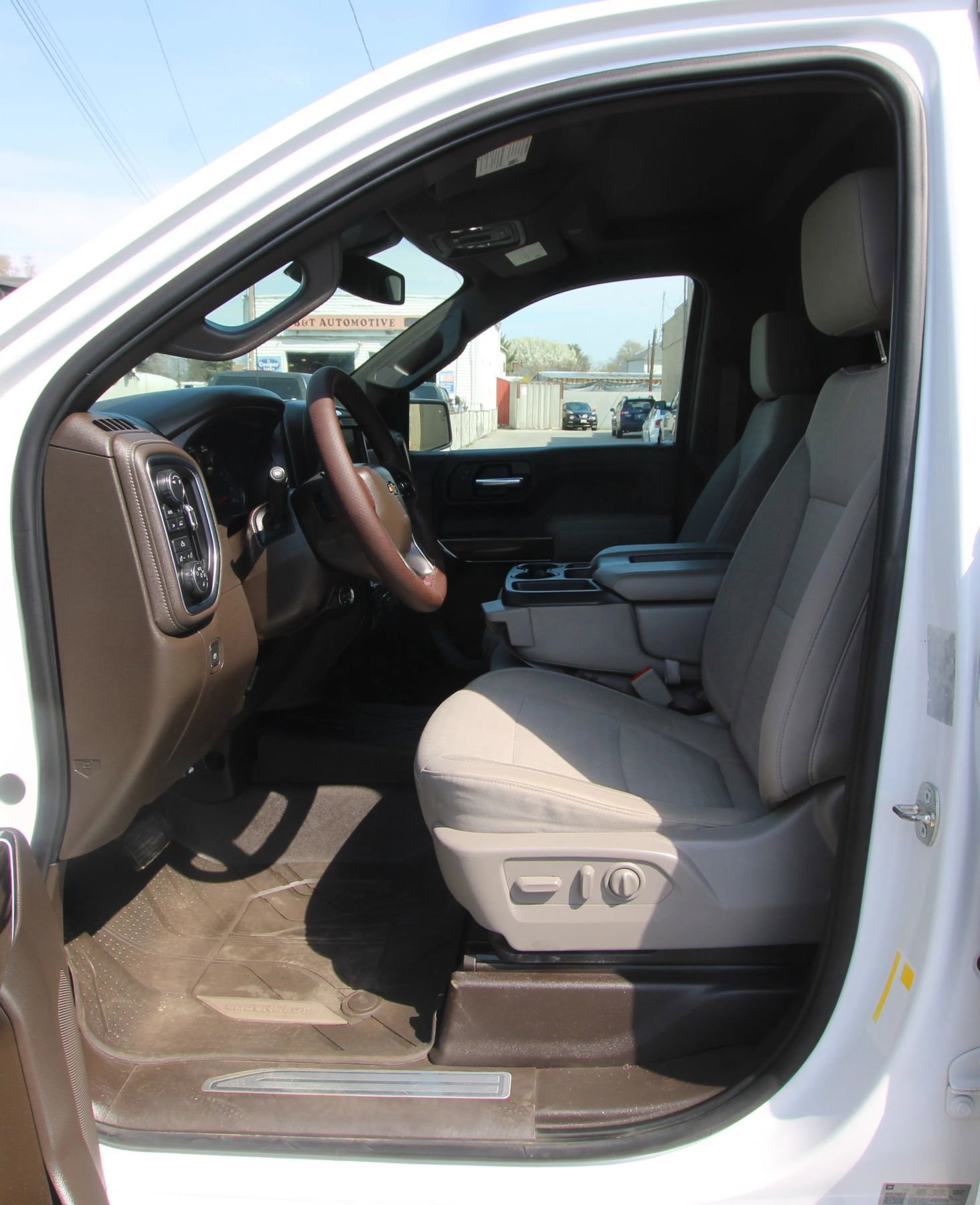 Used 2019 Chevrolet Silverado 1500 LT w/ Convenience Package AWD/4WD image 8