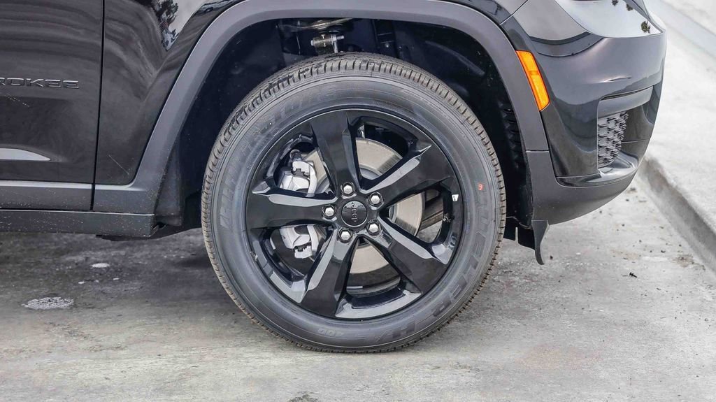 New 2025 Jeep Grand Cherokee L Altitude image 11