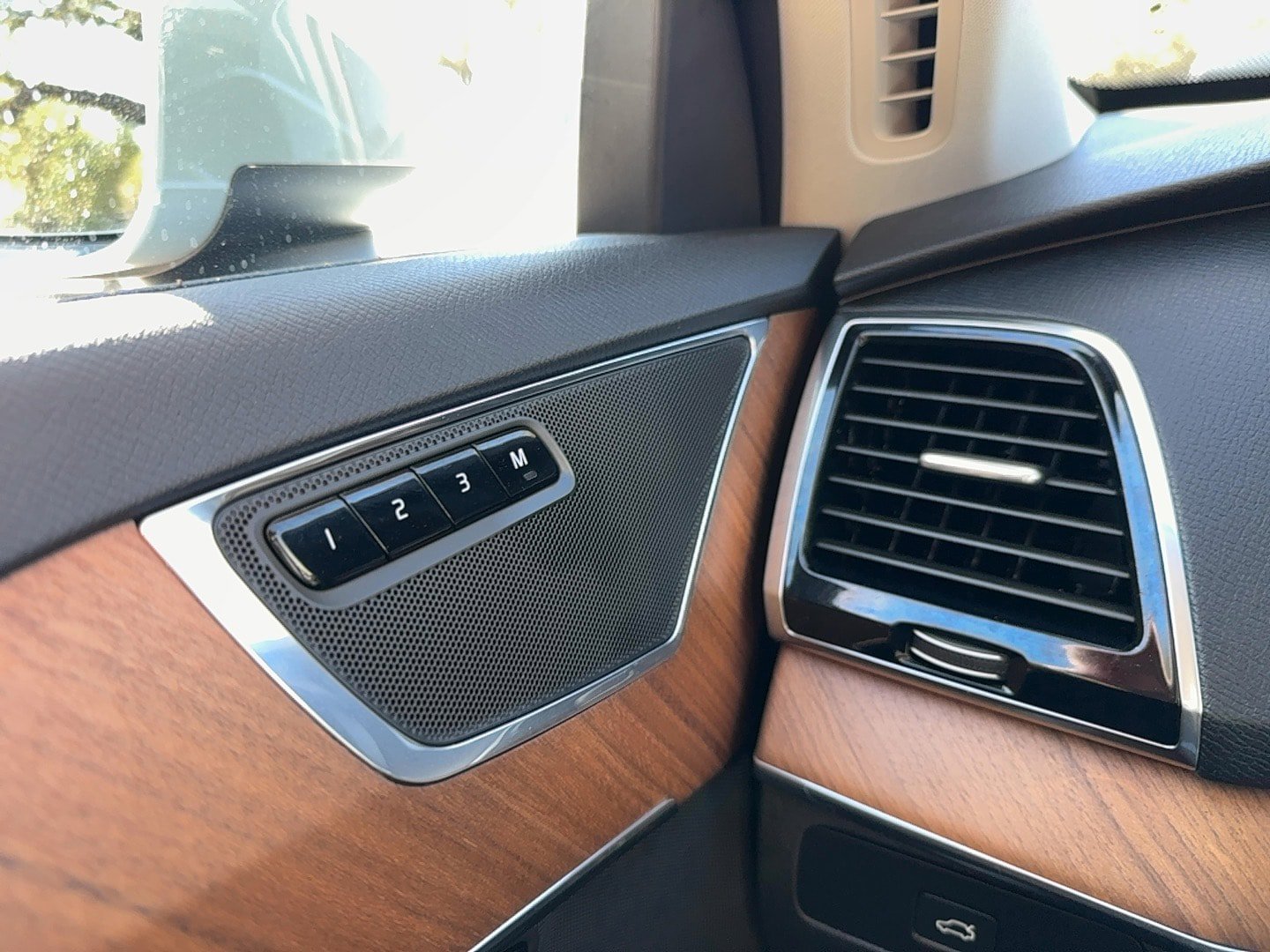 Certified 2025 Volvo XC90 B6 Plus image 17