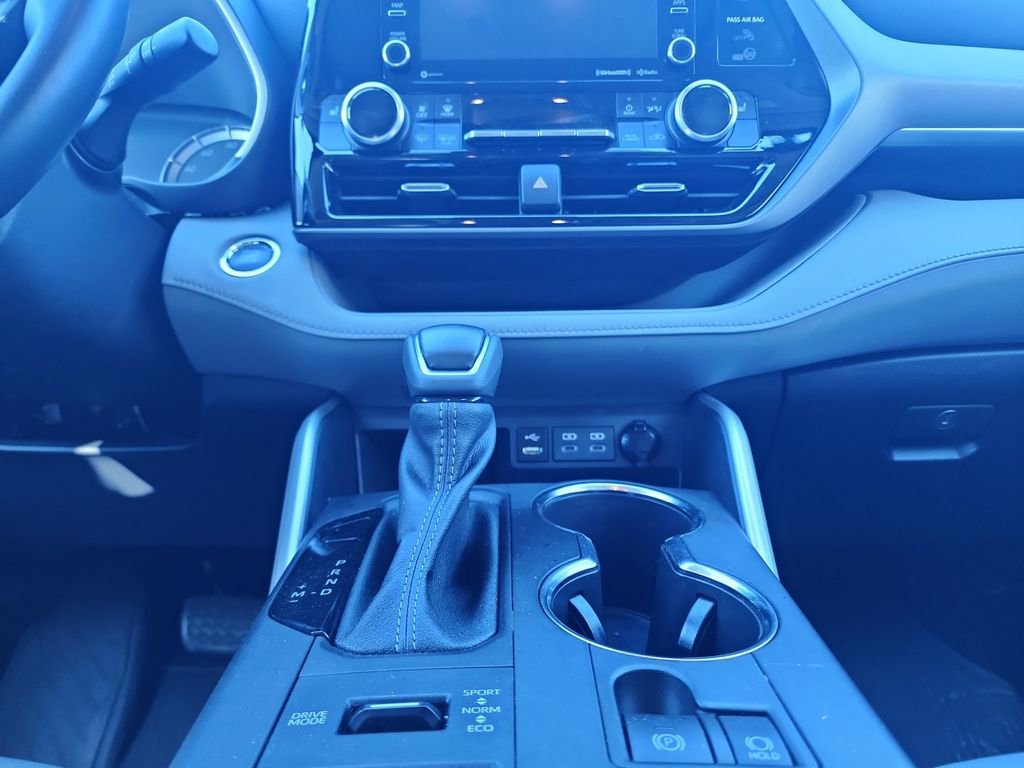 Used 2022 Toyota Highlander XLE image 11