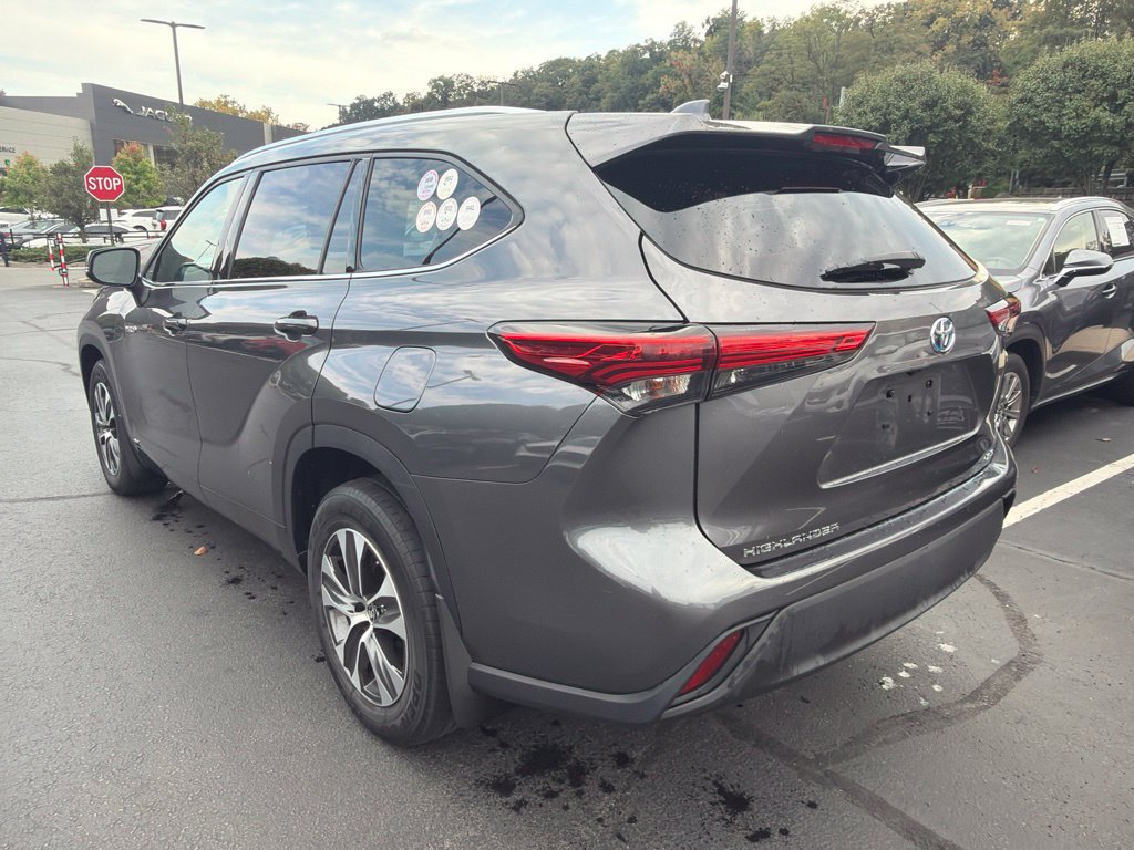 Used 2021 Toyota Highlander XLE AWD/4WD image 2