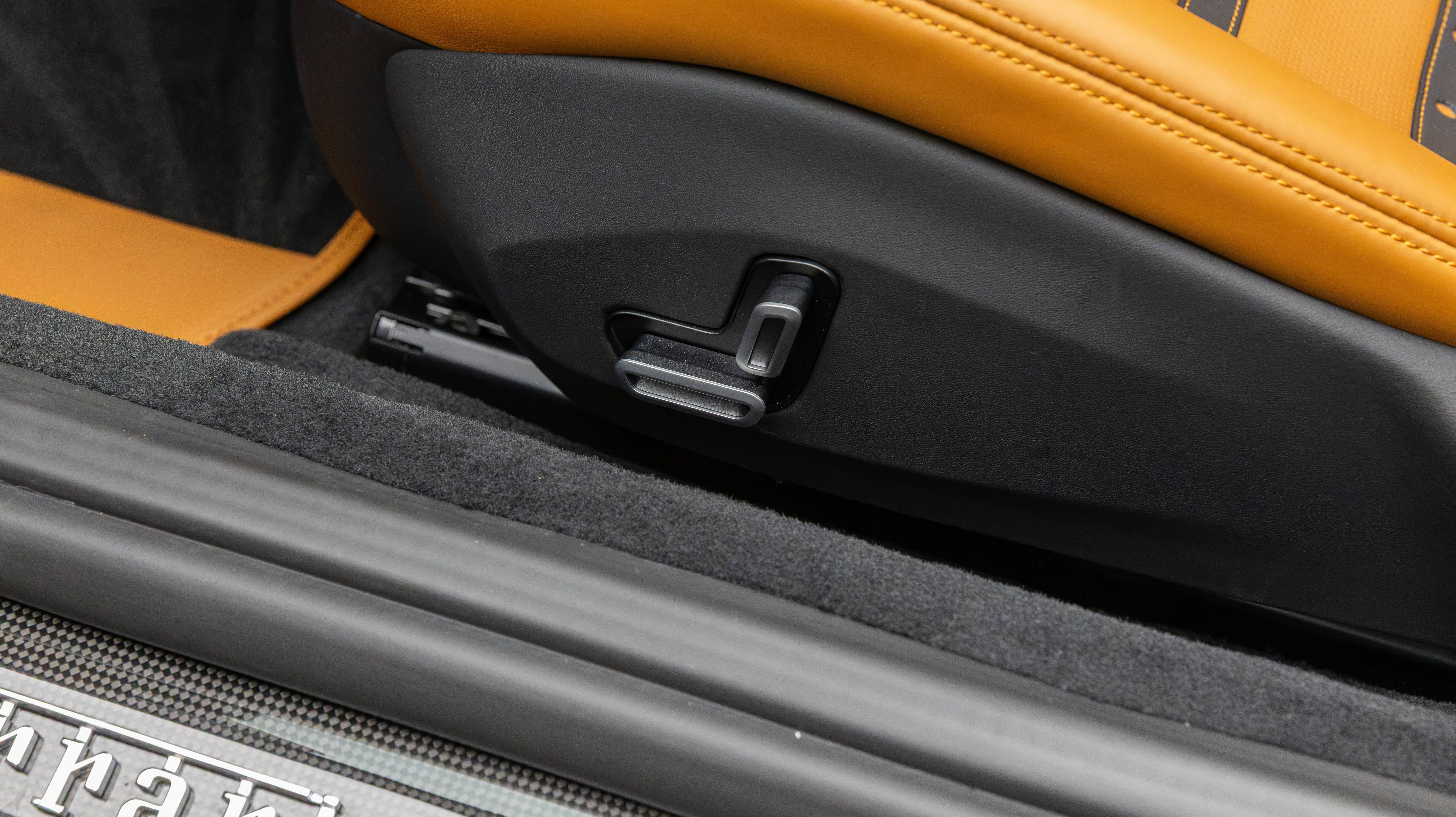 Certified 2025 Ferrari Roma Spider RWD image 62