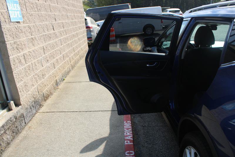 Used 2020 Nissan Rogue SV FWD image 14