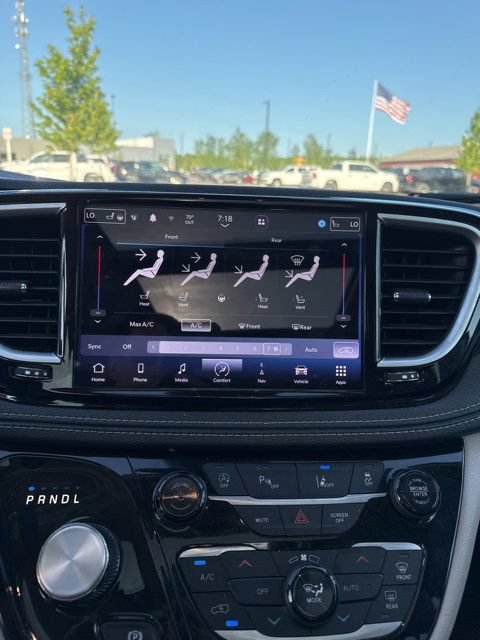 Used 2023 Chrysler Pacifica Limited FWD image 10