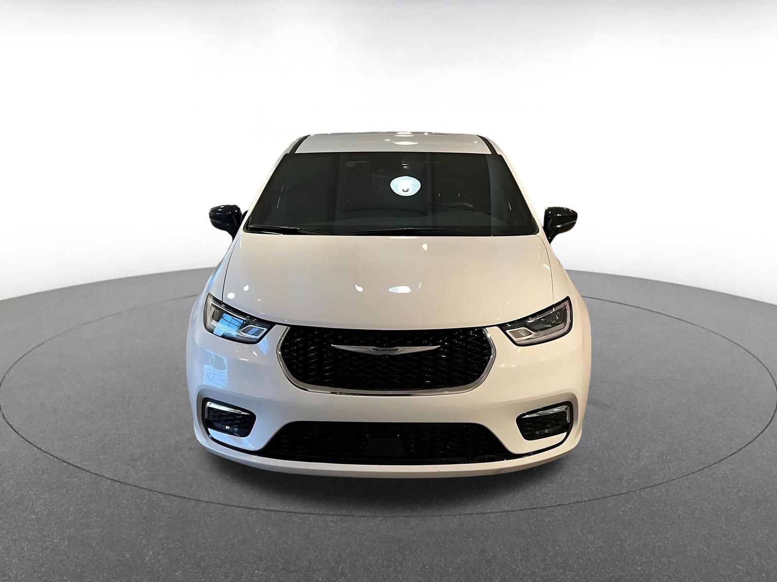 Used 2025 Chrysler Pacifica Select image 4