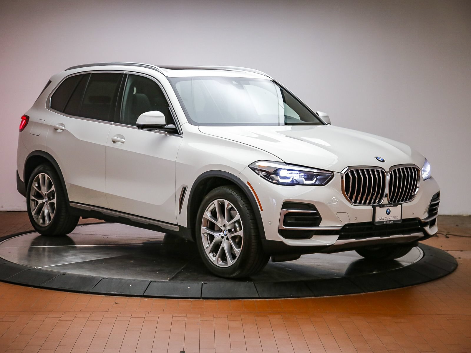 Certified 2022 BMW X5 xDrive40i w/ Parking Assistance Package AWD/4WD image 6
