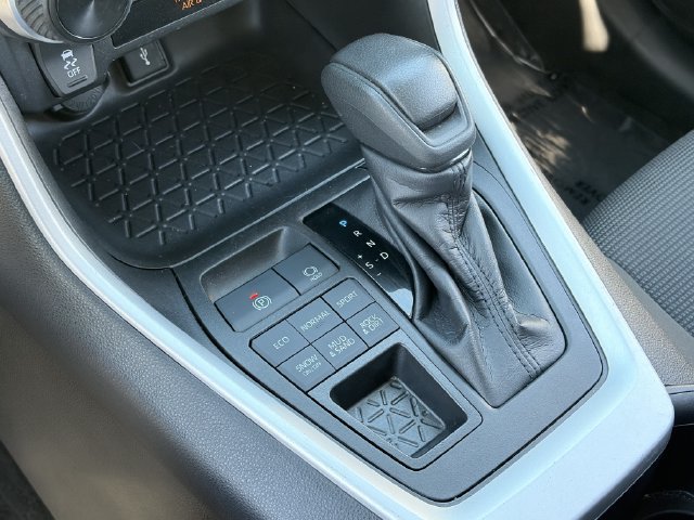 Used 2022 Toyota RAV4 LE AWD/4WD image 30