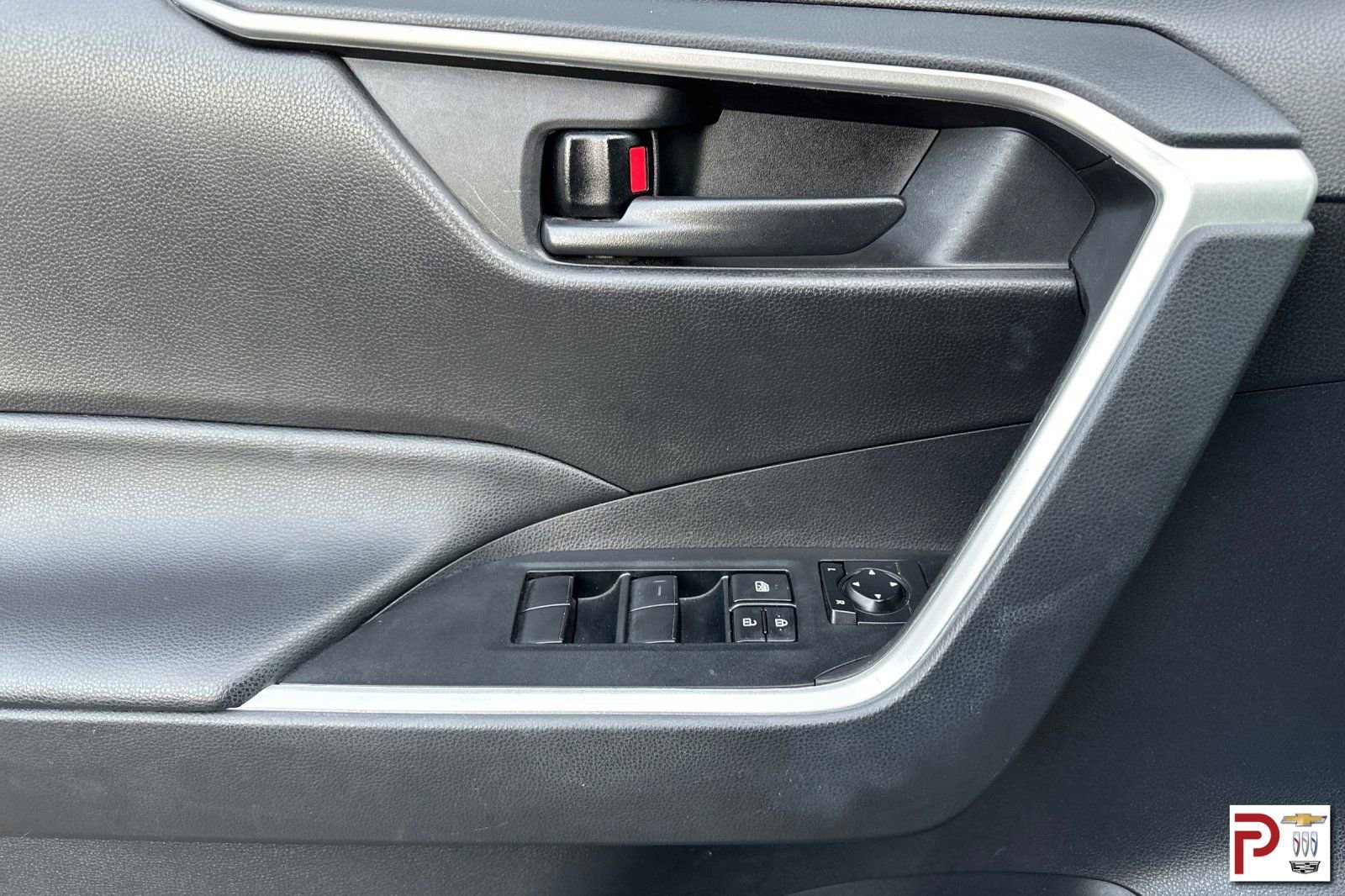 Used 2021 Toyota RAV4 LE image 11