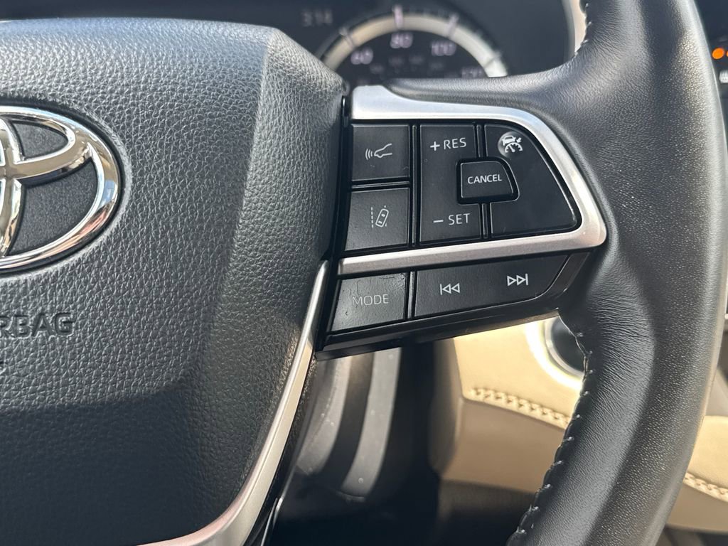 Used 2025 Toyota Highlander XLE AWD/4WD image 32