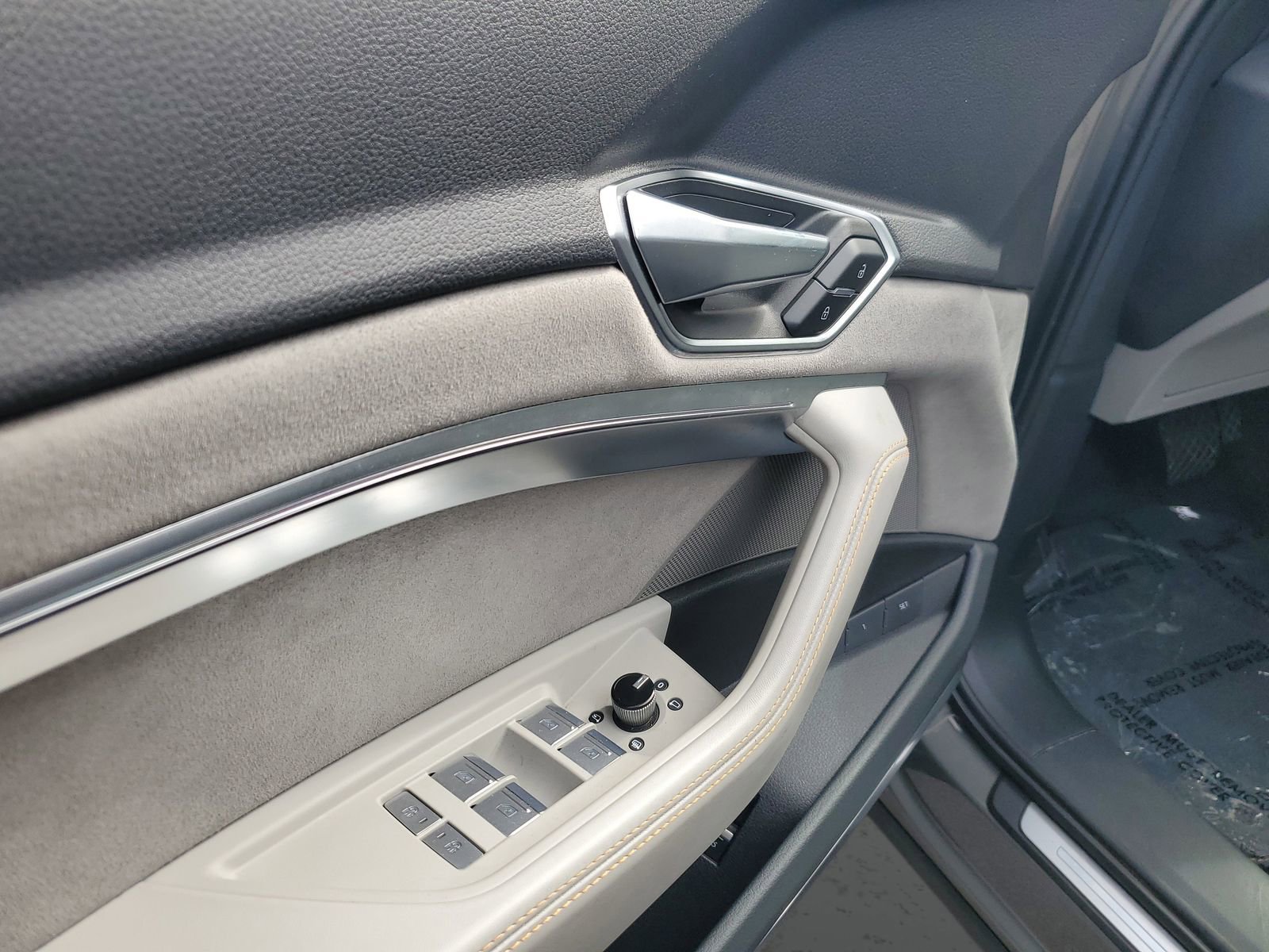 Used 2022 Audi e-tron Chronos image 22