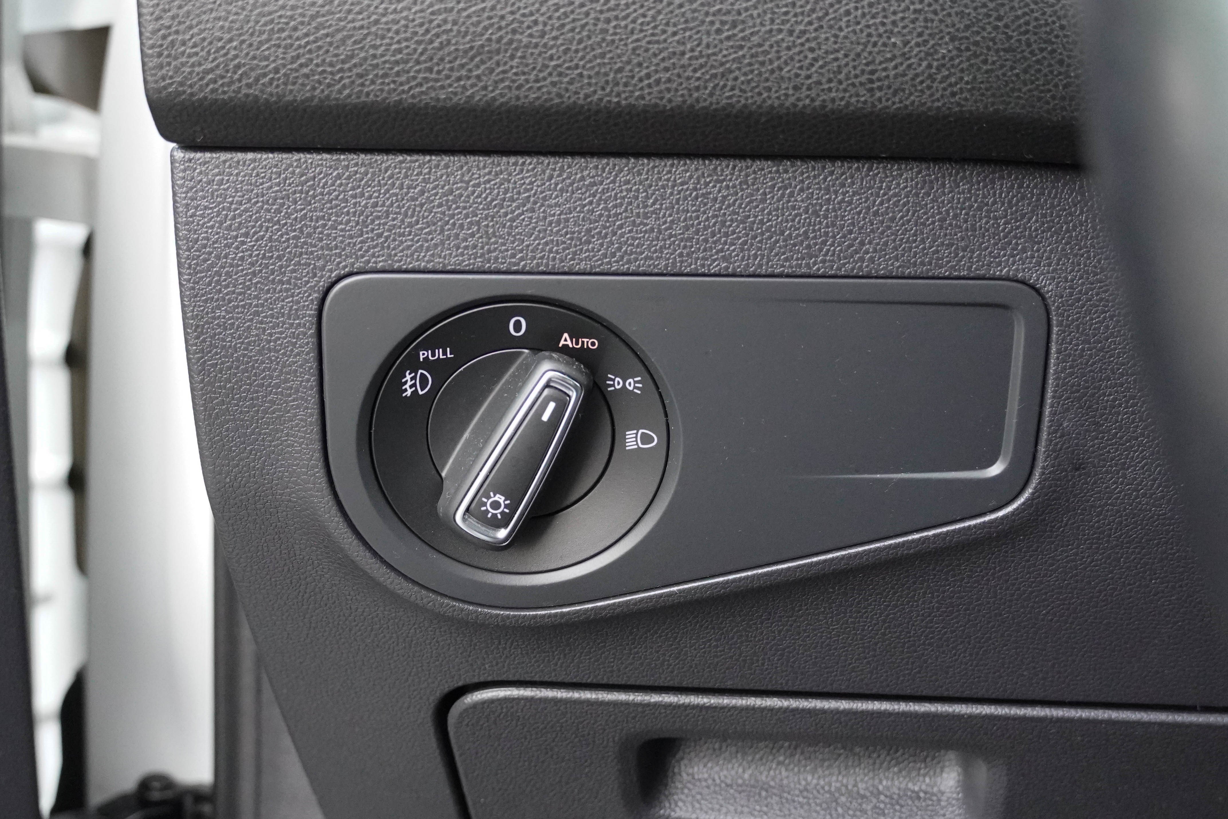Used 2018 Volkswagen Tiguan SEL FWD image 16