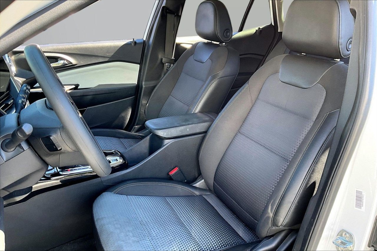 Used 2025 Chevrolet Trax LT FWD image 19