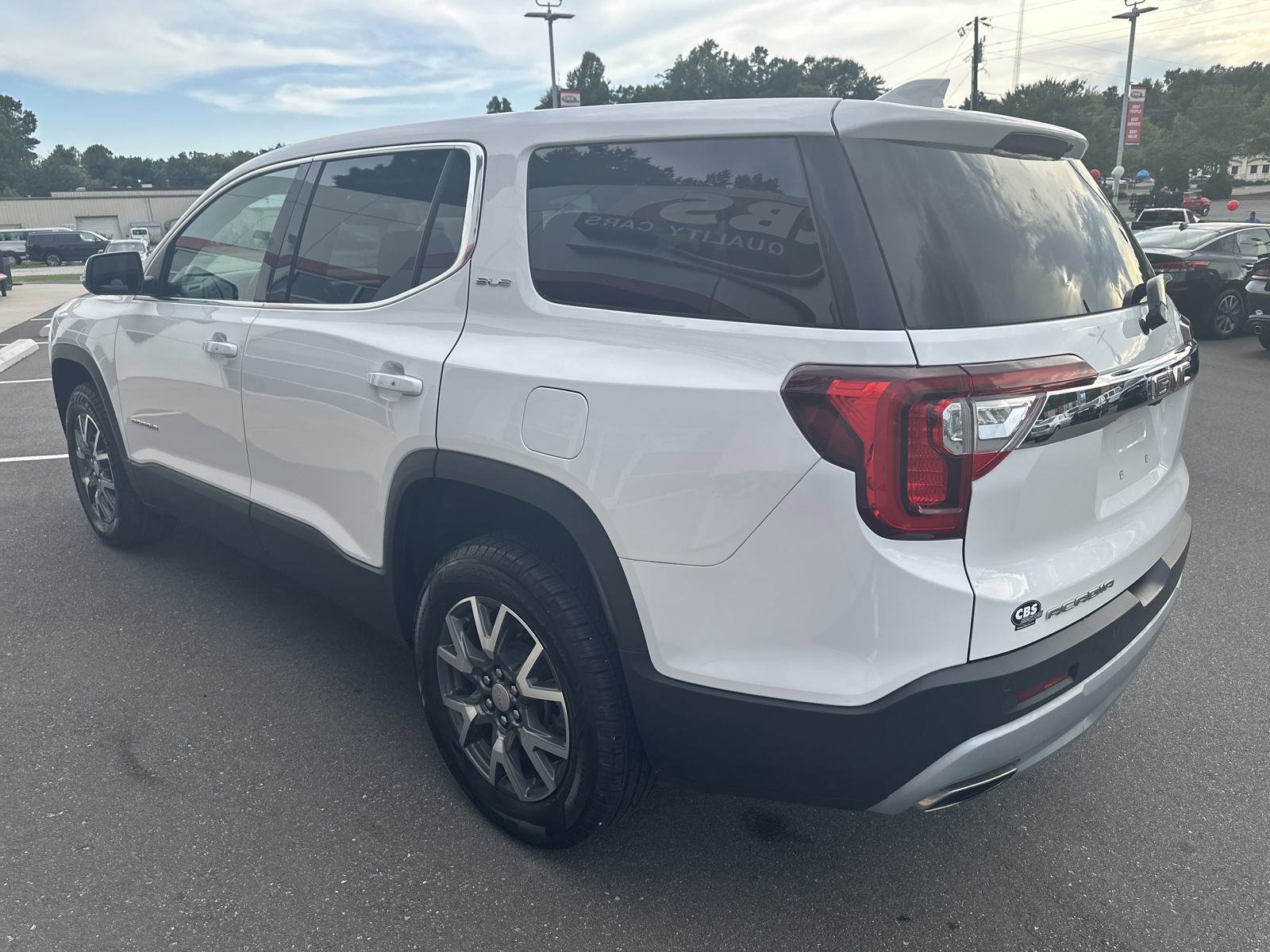 Used 2022 GMC Acadia SLE image 6