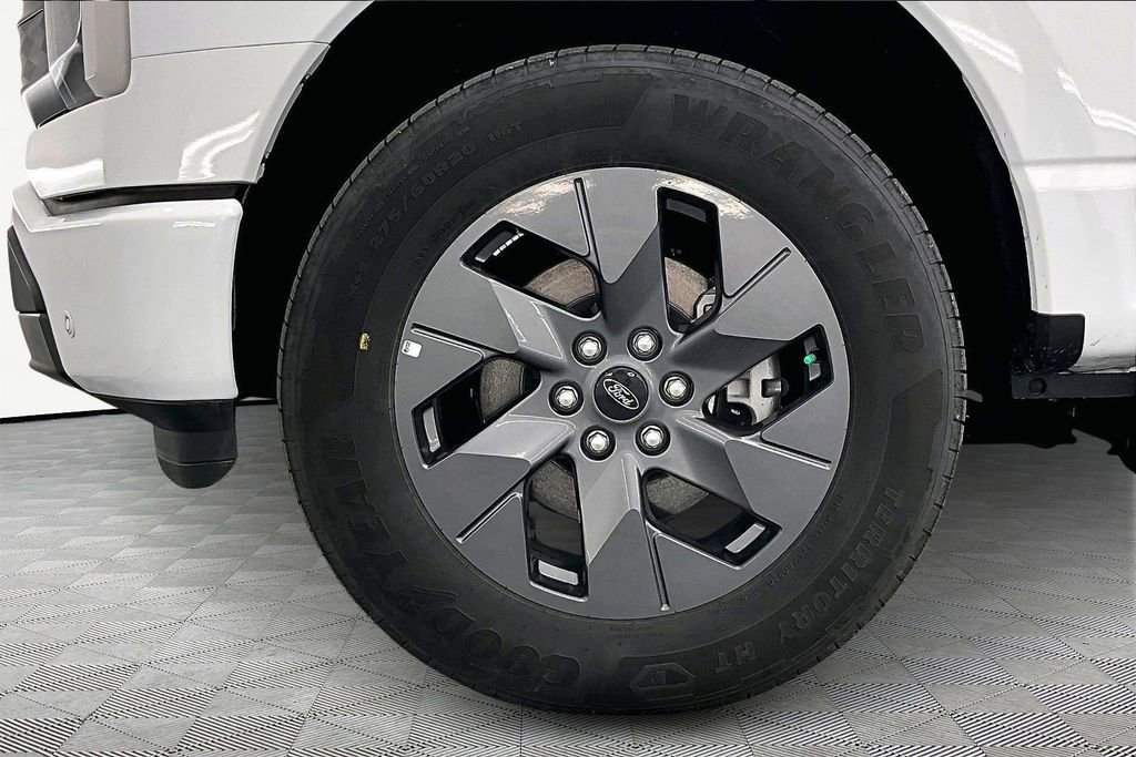 Used 2025 Ford F150 Lightning Lariat image 9