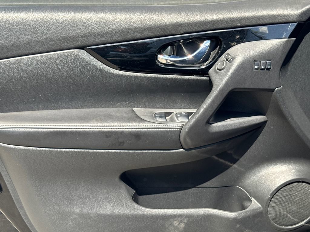 Used 2022 Nissan Rogue Sport SL w/ Premium Package image 10