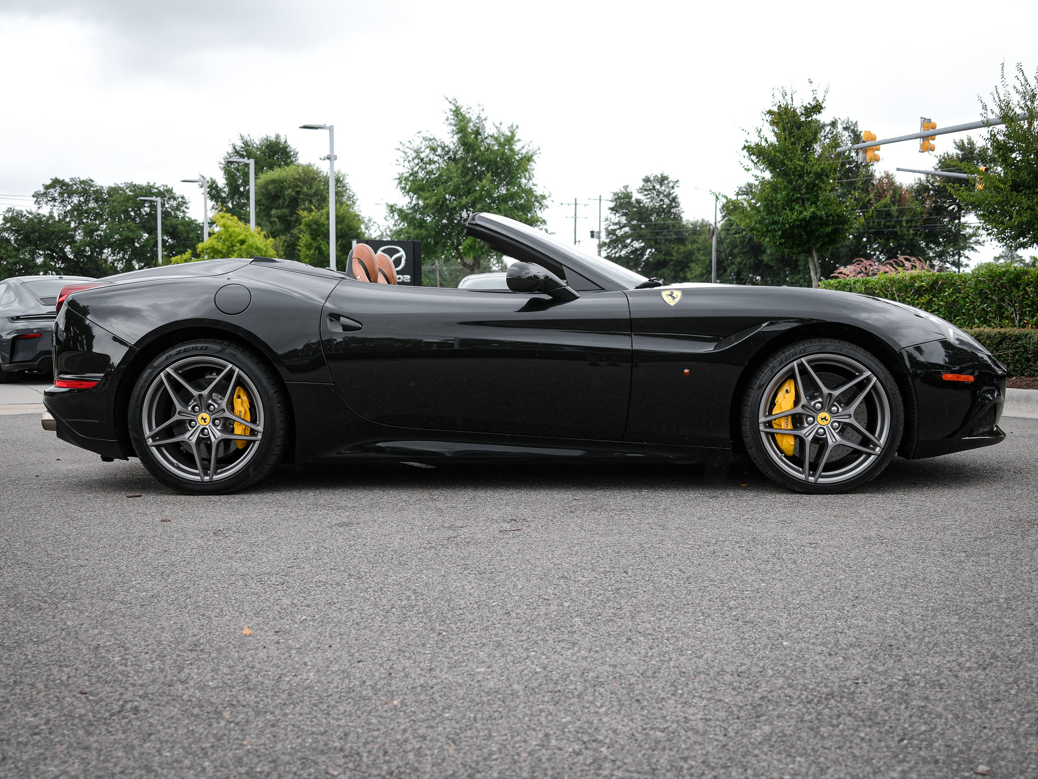 Used 2017 Ferrari California T RWD image 11