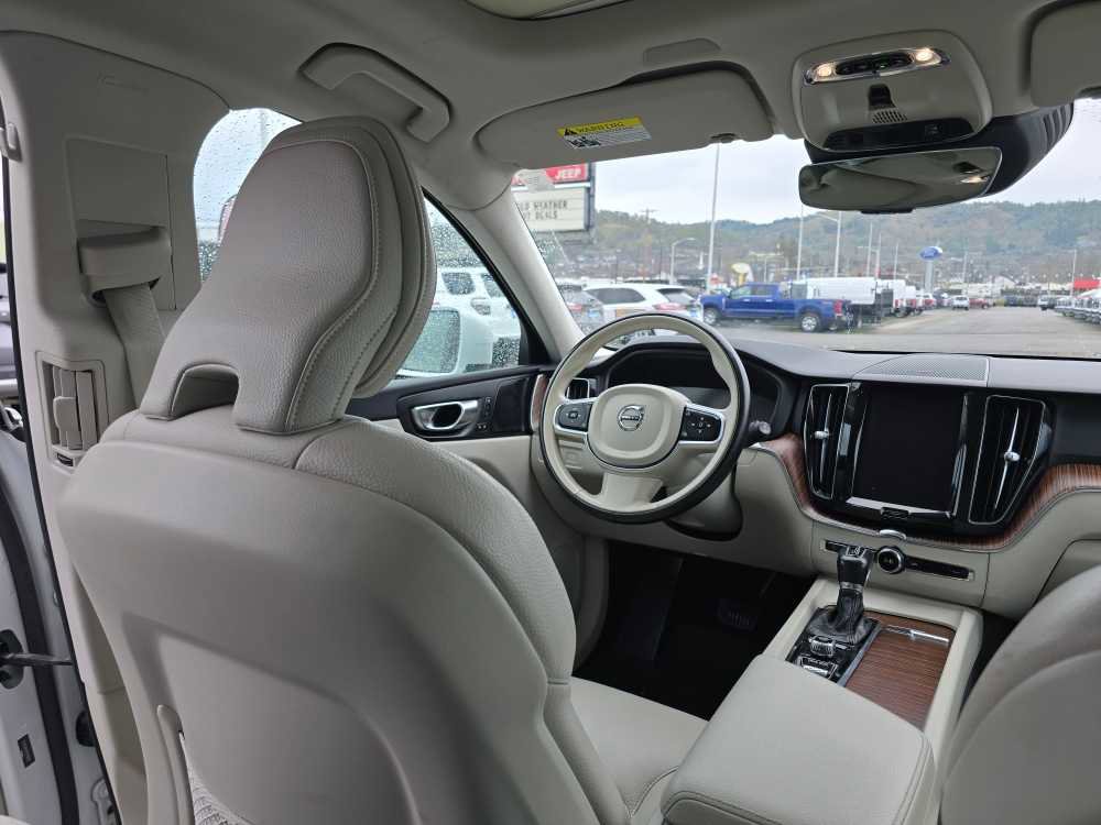 Used 2021 Volvo XC60 T5 Momentum w/ Advanced Package image 10