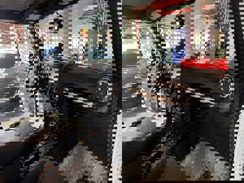 Used 2018 Jeep Wrangler Unlimited Sahara image 25