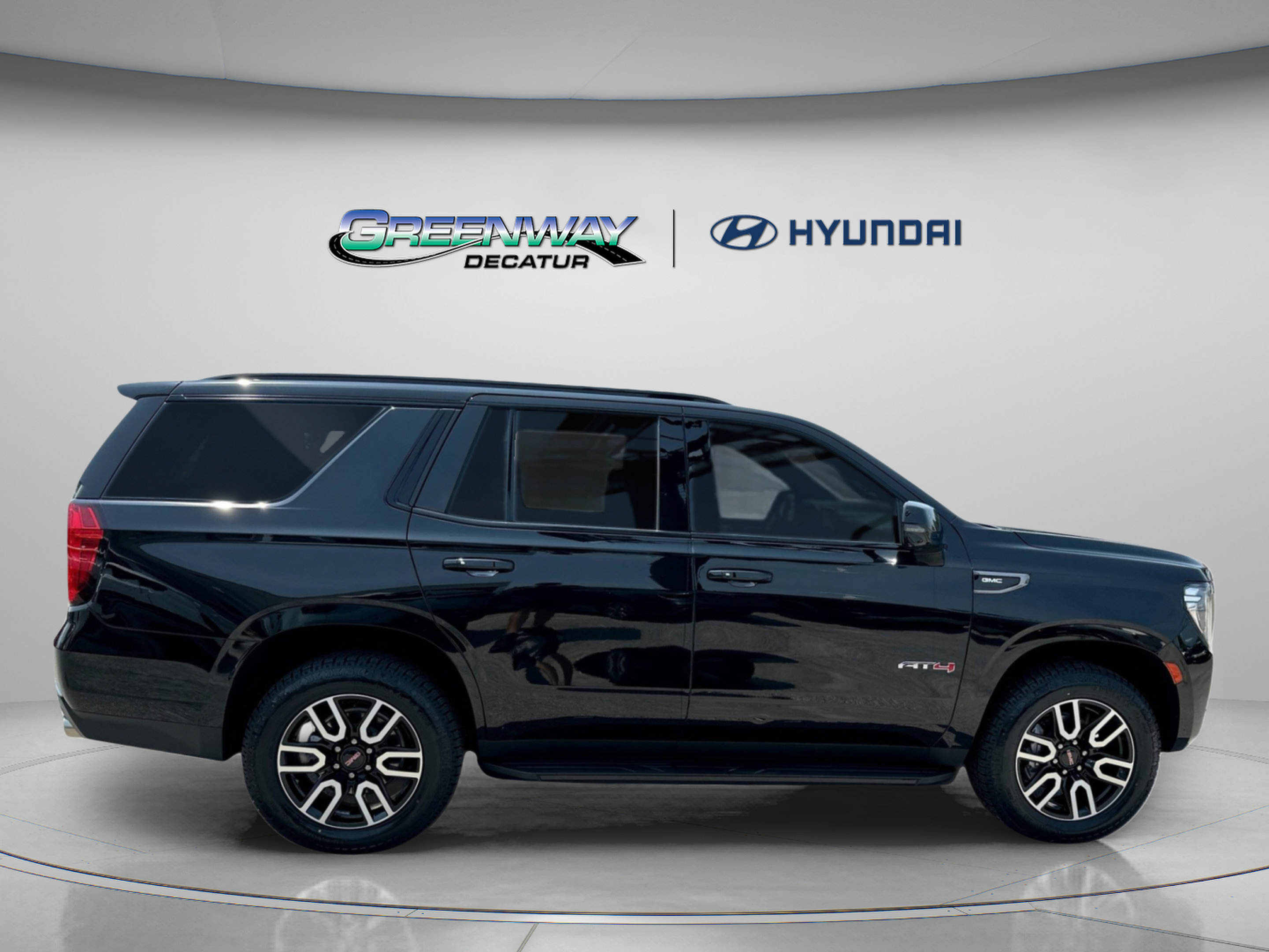 Used 2024 GMC Yukon AT4 w/ Technology Package AWD/4WD image 9