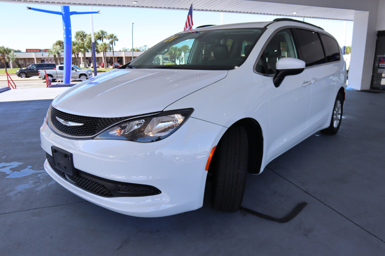 Used 2021 Chrysler Voyager Lxi image 10
