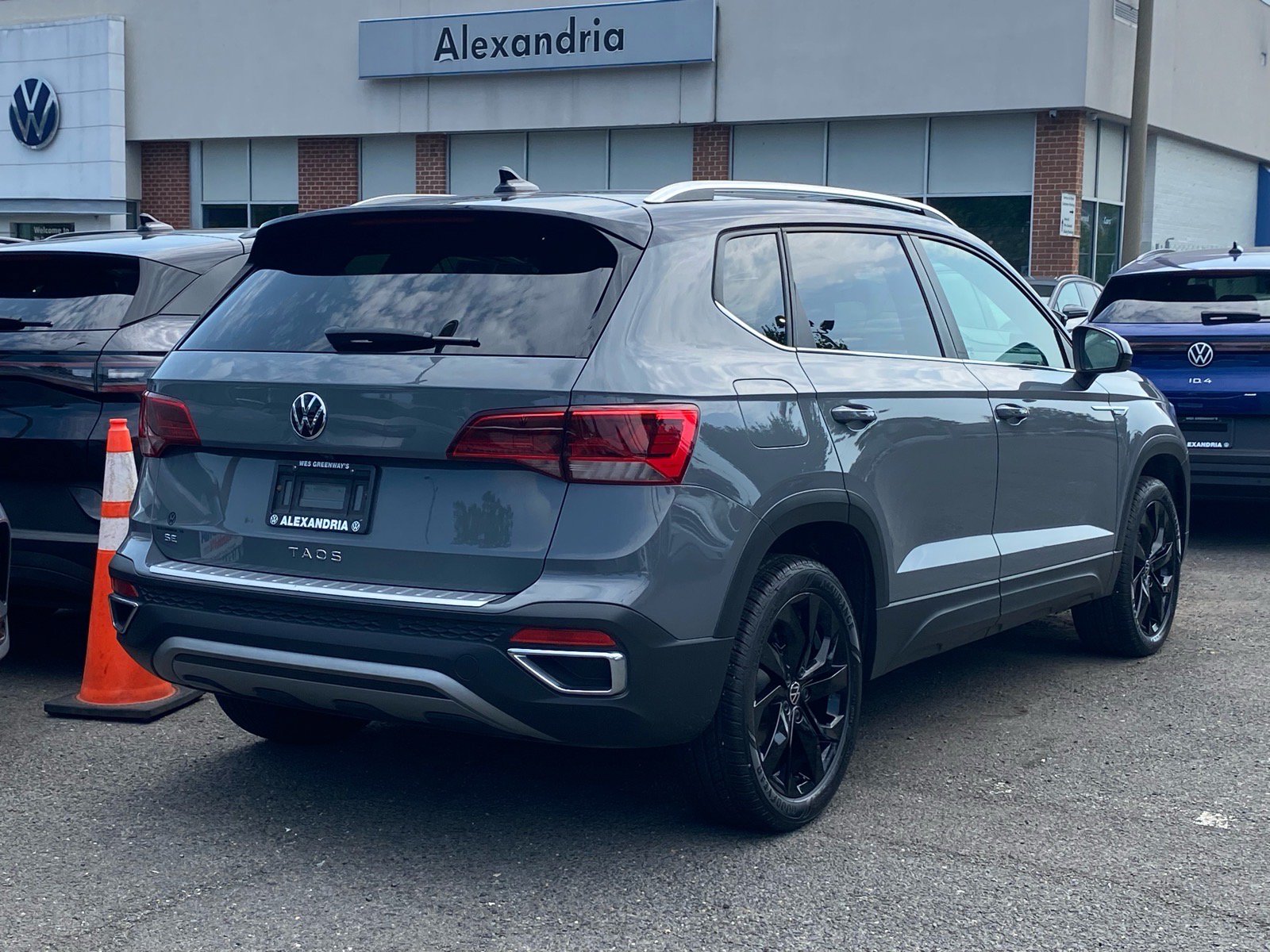 Certified 2023 Volkswagen Taos SE w/ Panoramic Sunroof Package FWD image 3