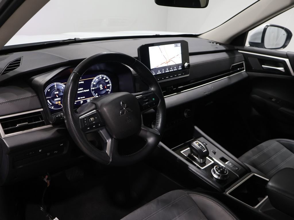 Used 2024 Mitsubishi Outlander SE image 16
