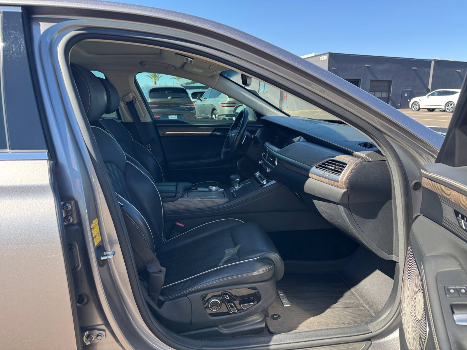 Used 2021 Genesis G90 3.3T Premium RWD image 19