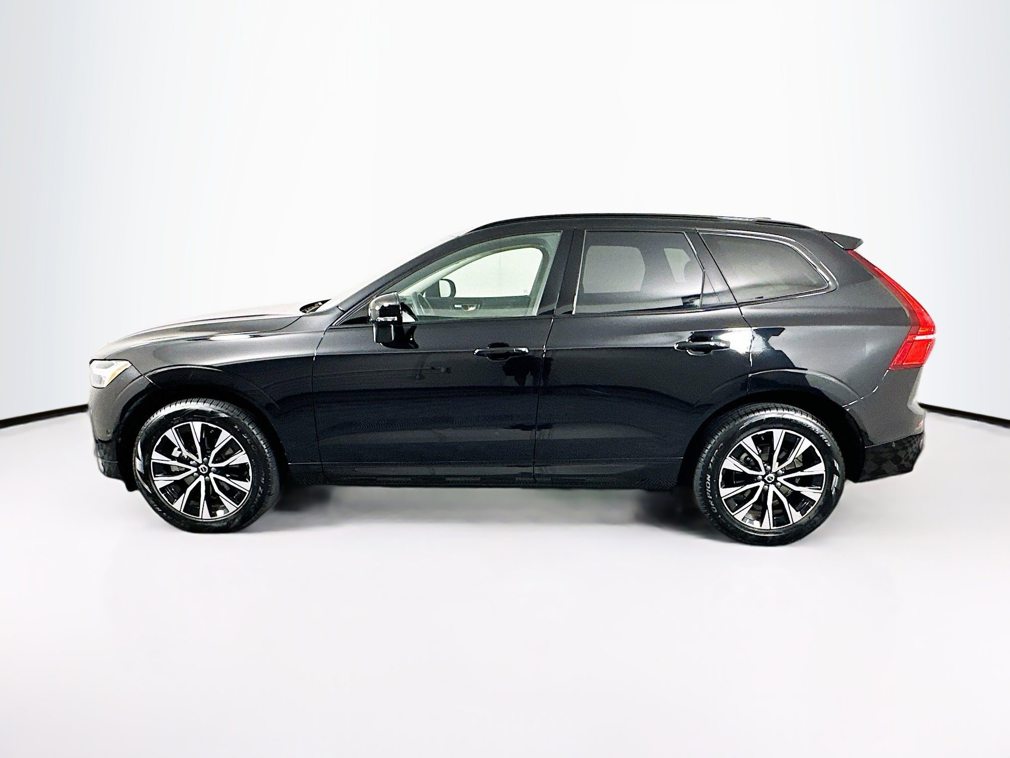 Used 2025 Volvo XC60 B5 Plus w/ Climate Package image 4