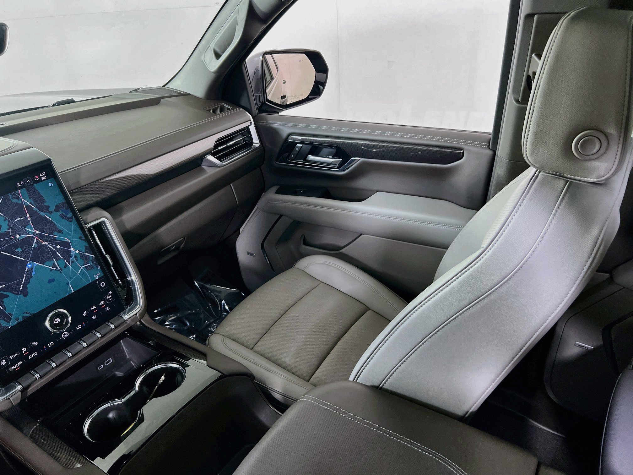 Used 2025 GMC Yukon Elevation w/ Technology Package AWD/4WD image 24