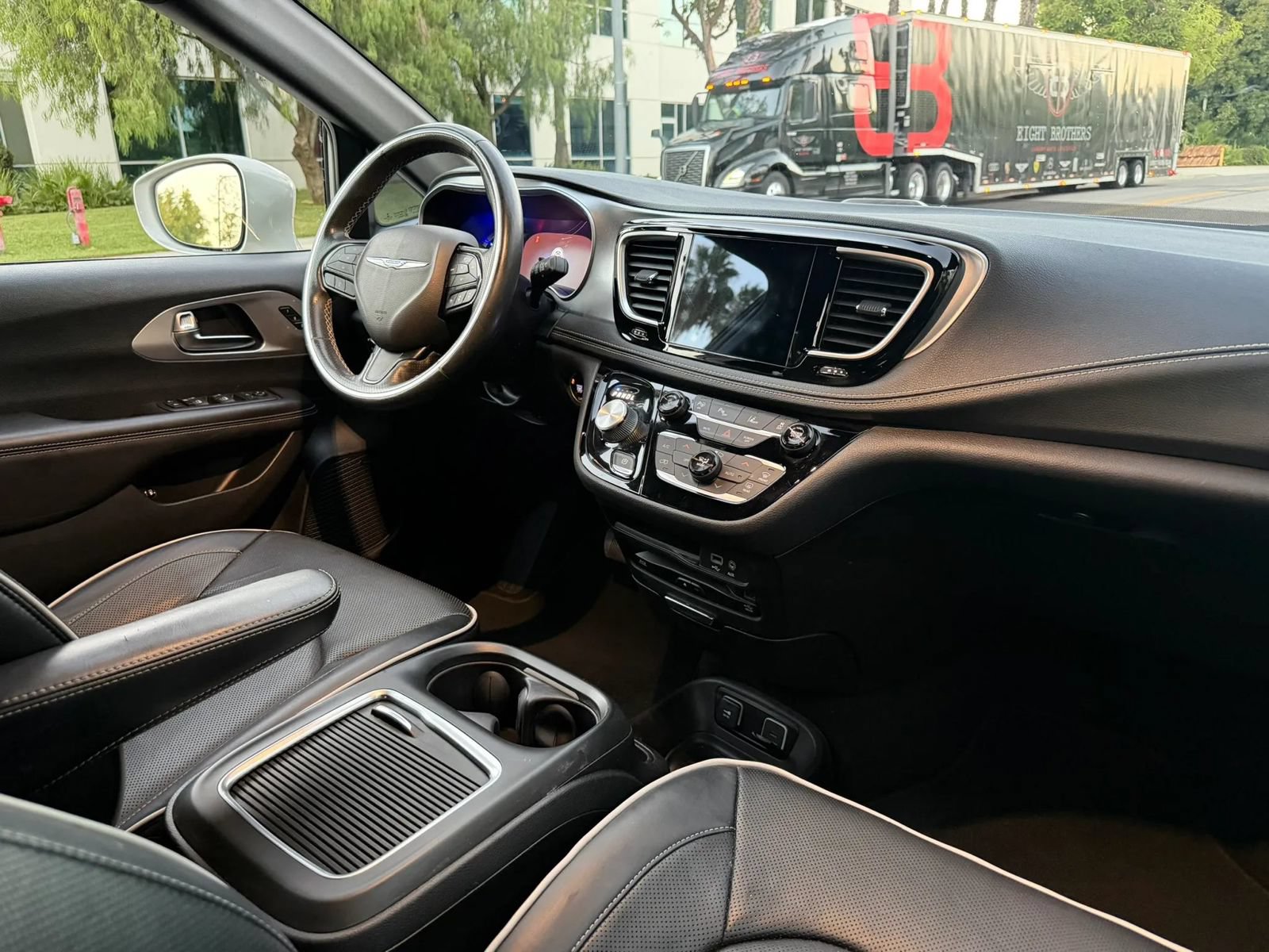 Used 2020 Chrysler Pacifica Limited w/ Advanced Safetytec Group FWD image 18