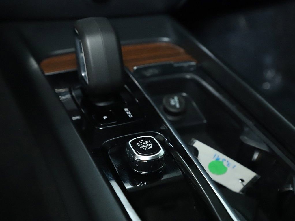 Used 2025 Volvo V60 B5 Cross Country Plus image 29