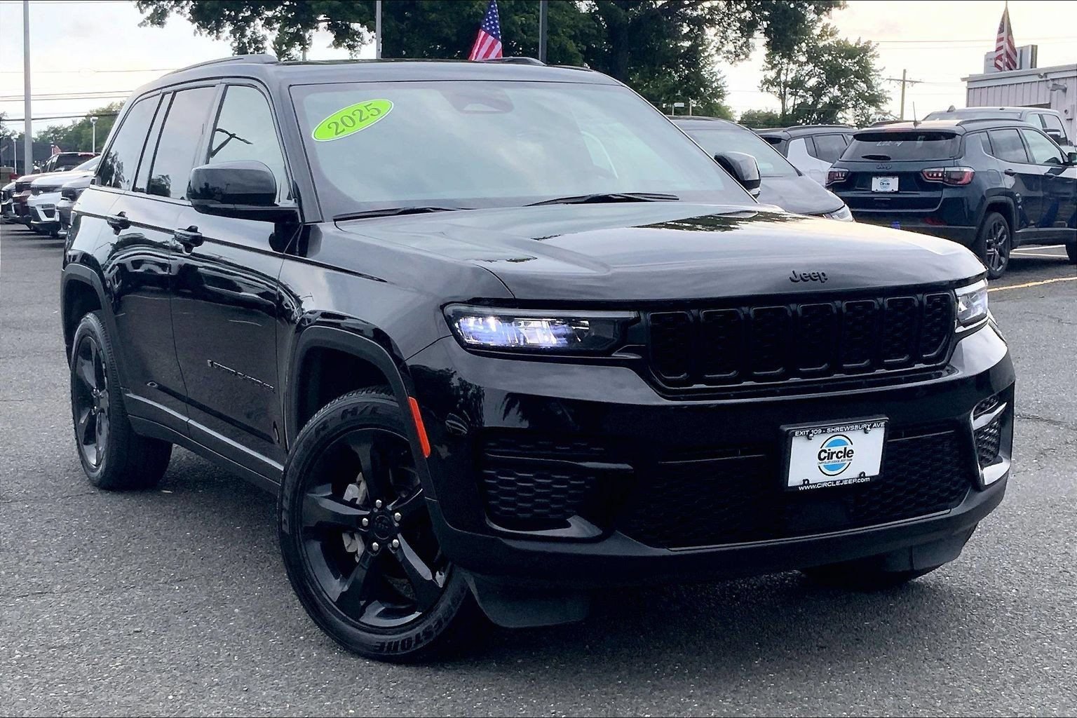 Certified 2025 Jeep Grand Cherokee Altitude AWD/4WD image 2