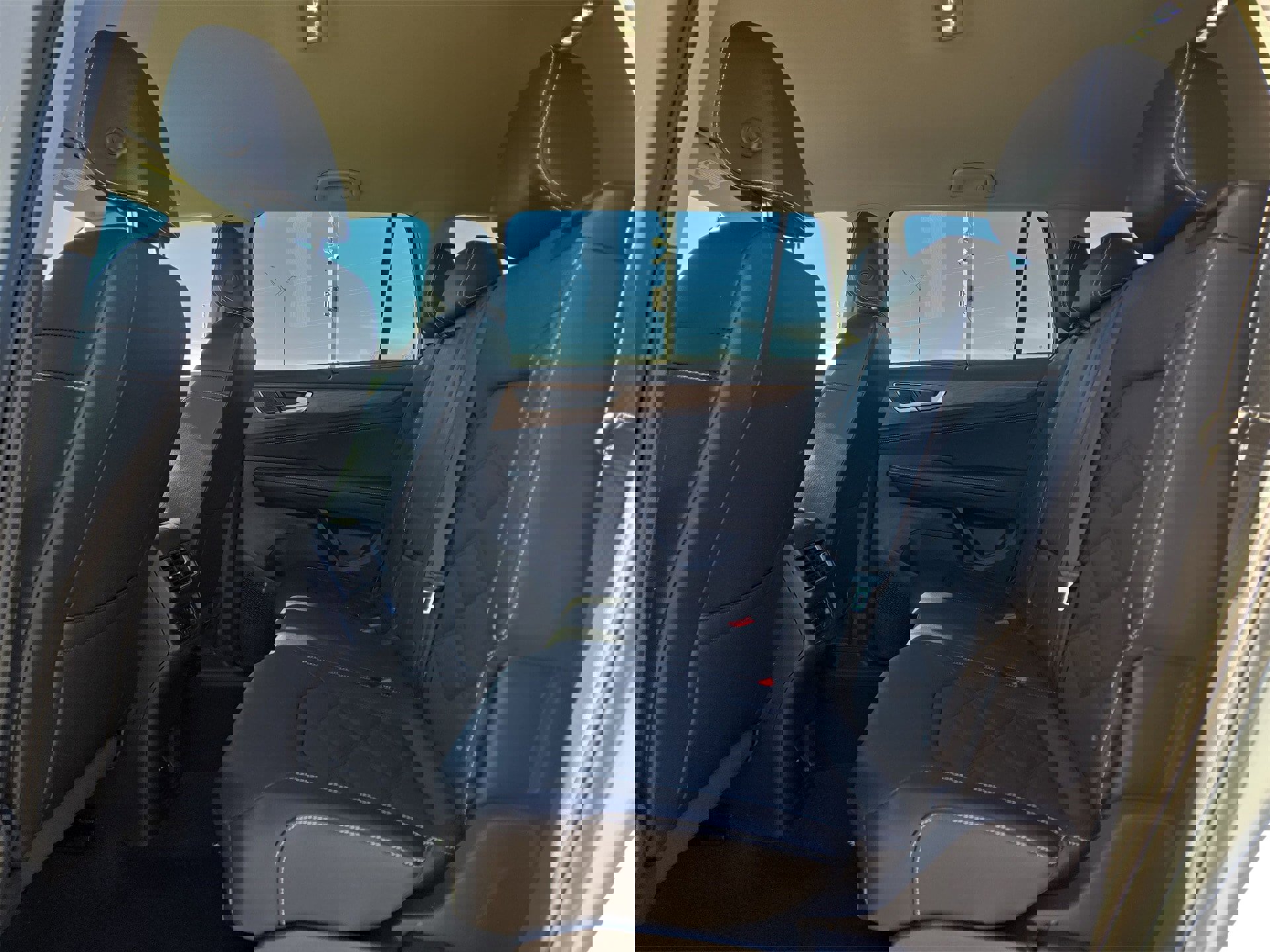 Used 2025 Volkswagen Atlas SE image 13