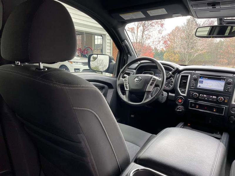 Used 2018 Nissan Titan SV w/ SV Convenience Package image 9