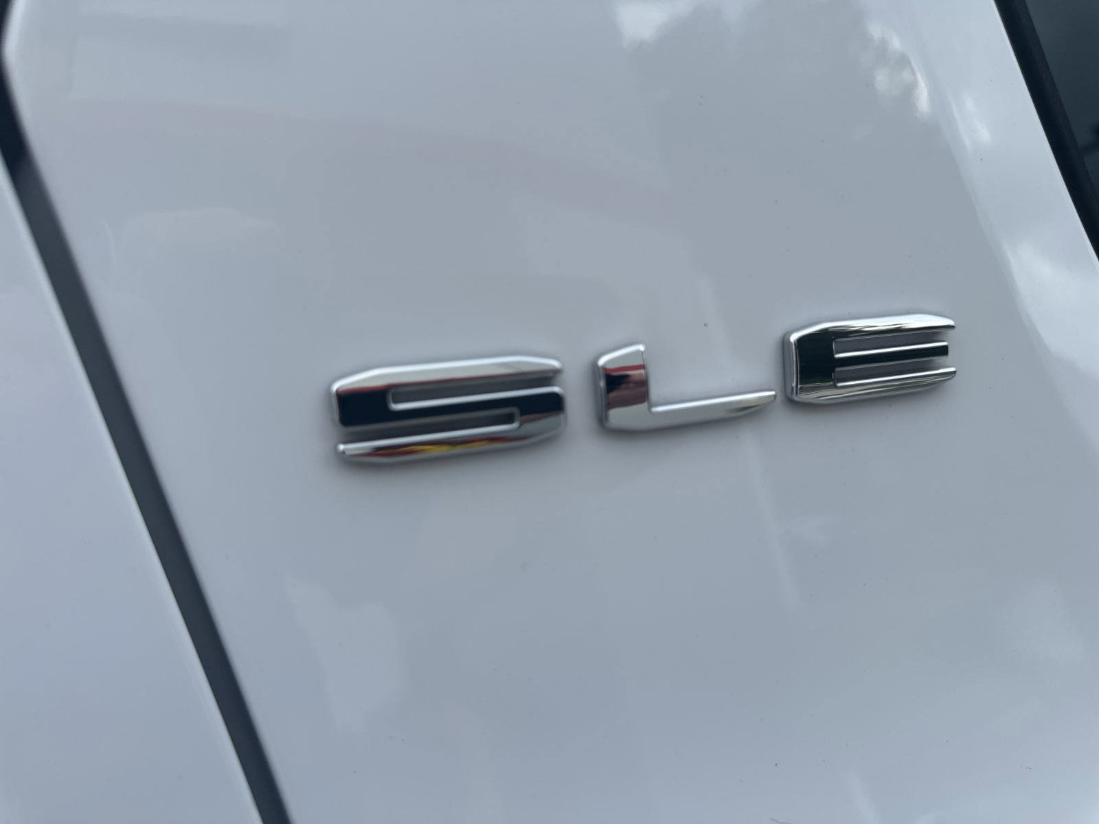 Used 2022 GMC Acadia SLE image 28