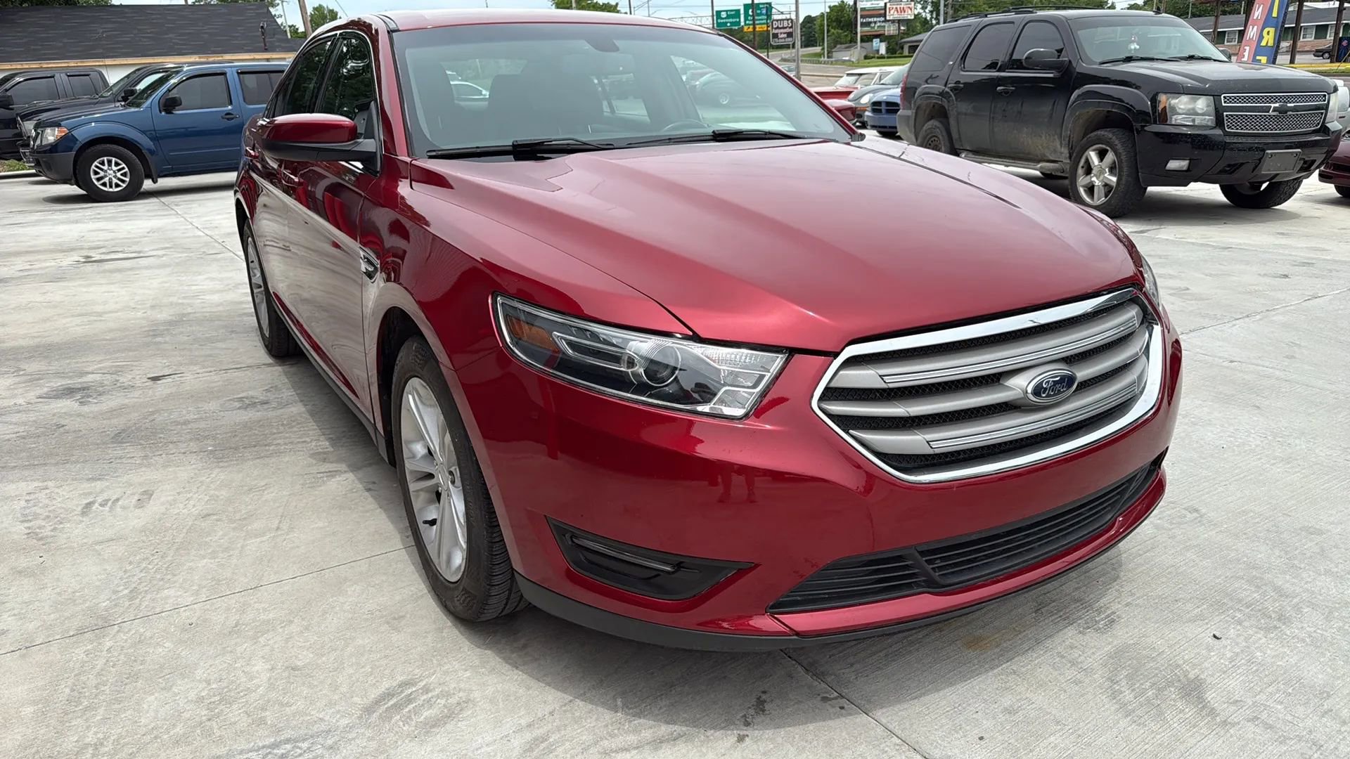 Used 2017 Ford Taurus SEL image 3